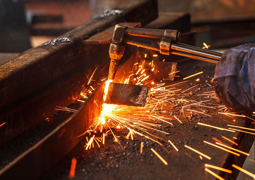 Gaasilõikaja lõikab metalltala, sädemed lendavad